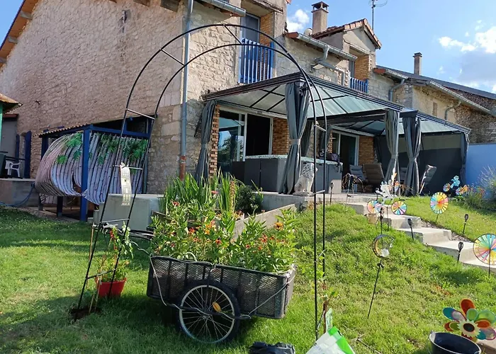 D'hotes Piscine Couverte & Chauffee 民宿 *