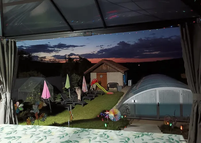 民宿 D'hotes Piscine Couverte & Chauffee Bouquemont