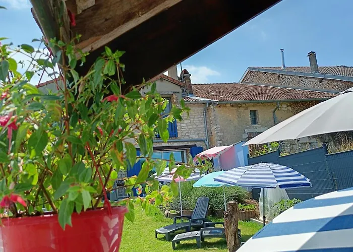 D'hotes Piscine Couverte & Chauffee 民宿 *